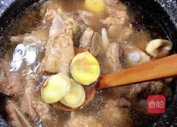 Illustration of how to make chestnut, radish and pork ribs soup (strengthening the spleen and kidneys) 9