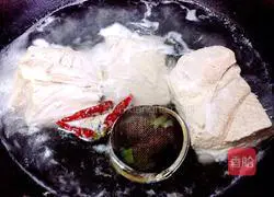 Illustration of braised pork belly 7