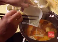 Spicy cabbage noodles Illustration of how to make soup 11