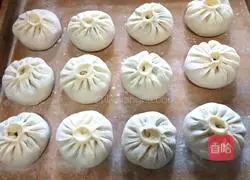 Illustration of how to make leek and spinach vegetarian buns 15