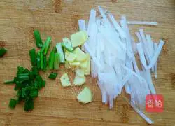 Illustration of how to make shredded radish and crucian carp soup 2