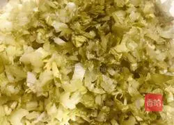 Golden ice flower vegetarian pot stickers, nutritious and delicious recipe illustration 3