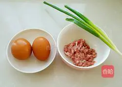 Illustration of how to make steamed egg custard with minced meat 1