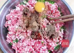 Illustration of how to make spicy and sour fresh meat wontons 3