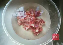 Illustration of how to make red dates and lotus seeds pork ribs soup 3