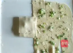 Illustration of how to make scallion pancakes that are crispy on the outside and soft on the inside 11