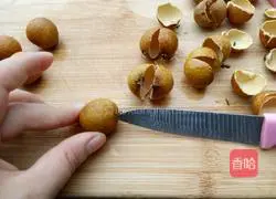 Illustration of how to make red dates and longan blood-tonifying soup 2 