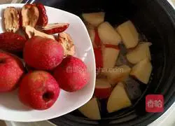 Apple, Tremella and Red Fruit Soup Recipe Illustration 10