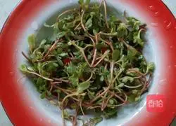 Illustration of how to make purslane and duck egg soup 1