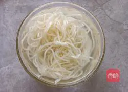 Illustration of how to make spicy and delicious summer cold noodles 9