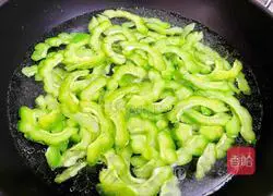 Illustration of how to make bitter melon and eggs 6