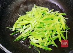 Illustration of how to make lettuce and egg soup 3