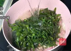 Illustration of how to make kelp tender beef soup 4