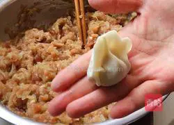 Illustration of how to make winter melon and pork filling dumplings to remove moisture in summer 10