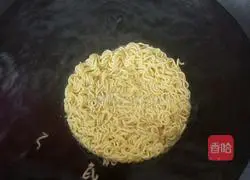 Illustration of how to make egg instant noodles 2