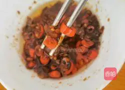 Illustration of how to make delicious rice rolls 11