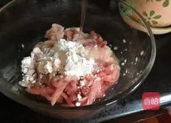 Illustration of how to stir-fry shredded pork with king oyster mushroom 2