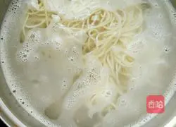 Illustration of how to make scallion noodles 7