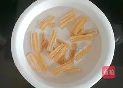 Stir-fried pork slices with lotus root and yuba Illustration of how to do it 1