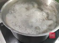 Black beans and lotus root Pork bone soup recipe 2