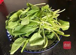 Illustration of how to make fungus and shrimp skin soup 1