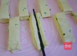 Illustration of how to make scallion fried dough sticks 6