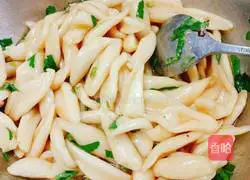 Illustration of how to make scissor noodles 4