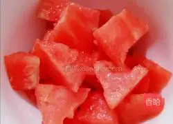 Illustration of how to make watermelon juice 4