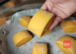 Illustration of how to cut pumpkin steamed buns 12