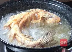 Illustration of how to make sweet and sour crispy grass carp 15