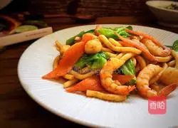 Illustration of how to make stir-fried udon noodles with mixed vegetables and seafood 8