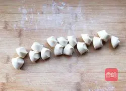 Illustration of how to make steamed dumplings with loofah and meat filling 3