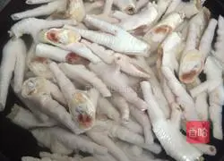 Illustration of how to make pickled pepper chicken feet 3