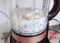 Illustration of how to make black corn and walnut milk drink 7