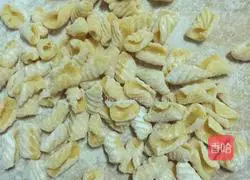 Illustration of how to make bone soup shrimp cat ear noodles 7