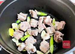 Illustration of how to make tomato, corn, potato and pork ribs soup 6