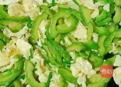 Illustration of how to make bitter melon and scrambled eggs 16