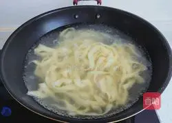 Illustration of how to make stir-fried wide noodles with seasonal vegetables 3