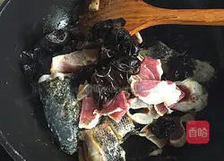 Illustration of how to make black fish soup 7