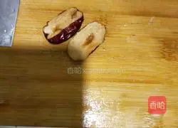 Illustration of how to make red dates, wolfberry and pigeon soup 6