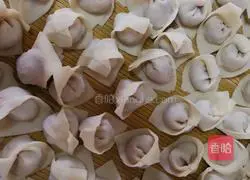 Illustration of how to make large wontons stuffed with mushrooms and meat 3