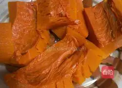 Illustration of how to make pumpkin steamed buns 1