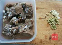 Illustration of how to make braised beans and noodles 1