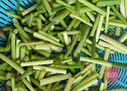 Illustration of how to make fried shredded pork with garlic moss 1