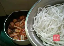 Illustration of how to make spicy beef meatballs QQ noodles 8