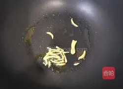 Illustration of how to make salted egg and winter melon meatball soup 2