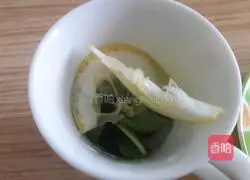 Illustration of how to make lemon mint honey drink 3