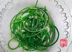 Illustration of how to make cold garlic cloves by hand 4