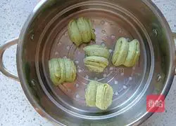 Illustration of how to make spinach flower roll 16