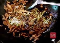 Illustration of how to make steamed braised noodles 5